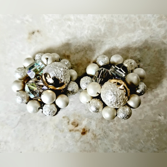 Vintage gorgeous Tara white frosted gold drip cluster beaded clip on earrings - Picture 2 of 6